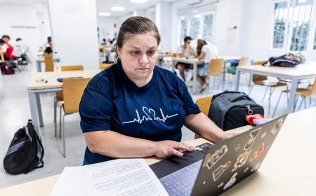 María Rosa afronta a los 46 años su examen decisivo: si aprueba cambiará su pasado de friegaplatos por un futuro de administrativa
