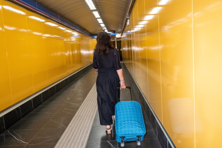 Un día en busca de trabajo con una interna que duerme en Barajas: “Si me tengo que explotar me explotaré”