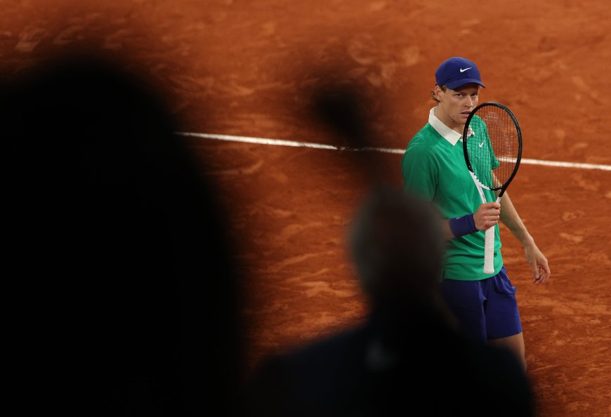 Sinner no se apiada de nadie, tampoco del Djokovic heroico