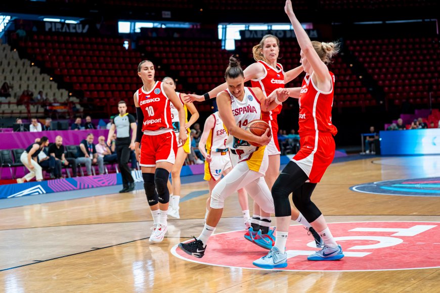 Una gigantesca Raquel Carrera lanza a España a las semifinales del Eurobasket