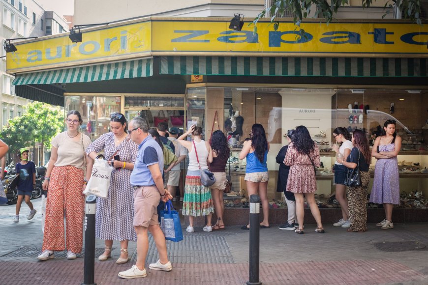 La zapatería de barrio en Moncloa que, sin redes sociales ni web, es la “más viral de Madrid”