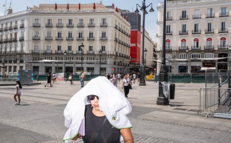 Una sartén de asfalto en la Puerta del Sol para freír a los viandantes: “¡Dame una sombra, diosito, dame una sombra!”