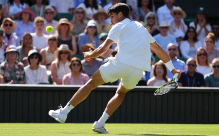 Oliver Tarvet - Carlos Alcaraz, el partido de Wimbledon en directo | El murciano golpea de nuevo en el segundo set con un 6-4