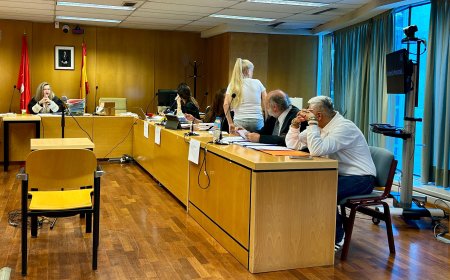 La supuesta asesina del marino mercante, que apareció calcinado, se sienta en el banquillo y echa la culpa a su cómplice