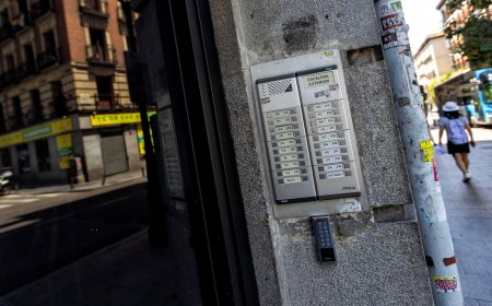 La victoria judicial de una familia de Madrid para que cierren 10 pisos turísticos de un edificio no frena la huida de los vecinos: “Nos echan”