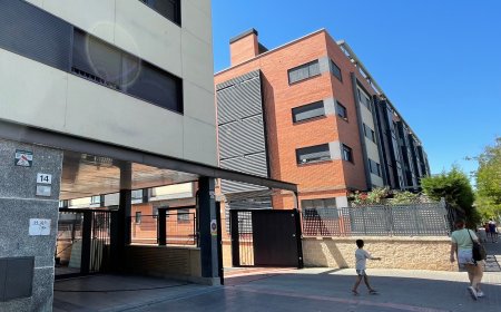 En las viviendas públicas de Madrid donde se mezclan okupas, narcopisos y vecinos vulnerables: “Sobrevivo desviando la mirada”