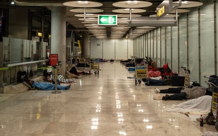 Aena prohibirá que las personas sin hogar duerman en el Aeropuerto de Barajas a partir de este jueves