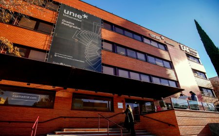 Los estudiantes de la EAE llevan tres y cuatro años esperando su título de la Rey Juan Carlos y sufren más retrasos