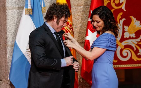 El TSJM inadmite el recurso del PSOE contra la medalla de honor que Ayuso otorgó a Milei