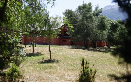 PSOE y Más Madrid visitan sin éxito el chalé de Rascafría al que fue Ayuso con su familia