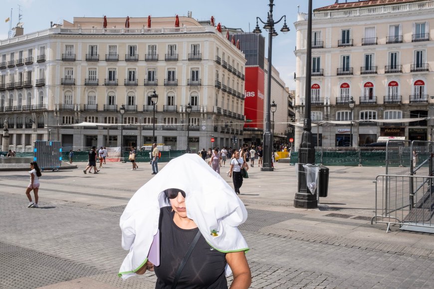 Una sartén de asfalto en la Puerta del Sol para freír a los viandantes: “¡Dame una sombra, diosito, dame una sombra!"