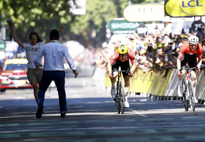 Ciclistas y ‘gentlemen’: Pogacar se cae al final de la etapa del Tour de Francia y los rivales le esperan