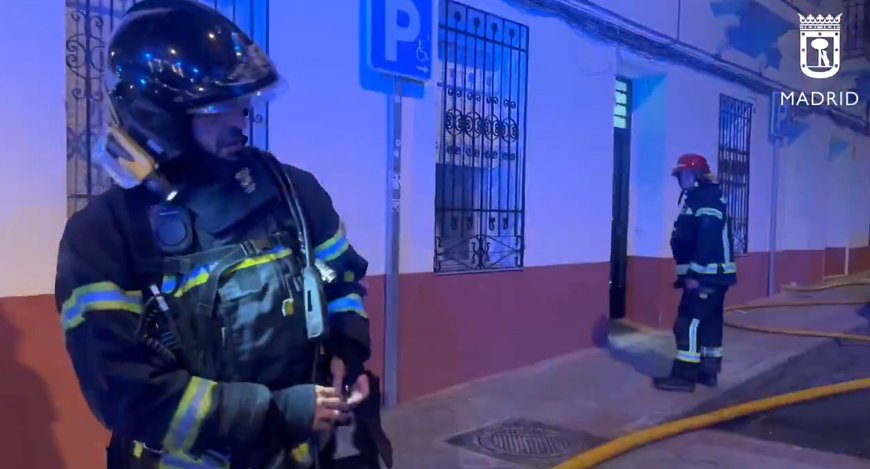Un intoxicado leve y una crisis de ansiedad en un incendio en una vivienda en Puente de Vallecas
