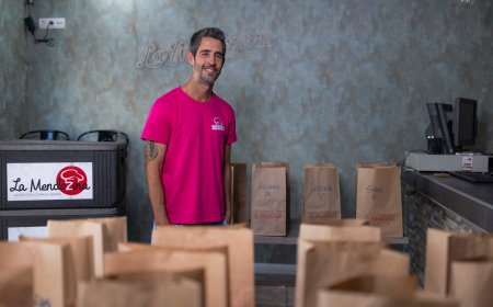 Nacho Garro, el exfutbolista que sirve la comida post partido a los jugadores de Primera: del bocadillo revenido al poke