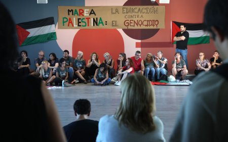 Un centenar de profesores se encierra en el Círculo de Bellas Artes de Madrid para reclamar al Gobierno el embargo de armas a Israel