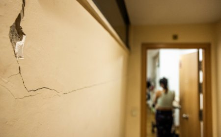 Con grietas y humedades conviven una víctima de violencia machista y sus hijas realojadas por la Sareb