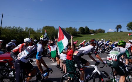 Otra protesta contra Israel interrumpe la fuga de la Vuelta camino al Angliru