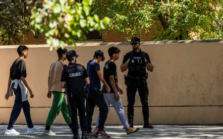 Cinco días a las puertas del centro de menores de Hortaleza: “Aquí no hay más que horrores”