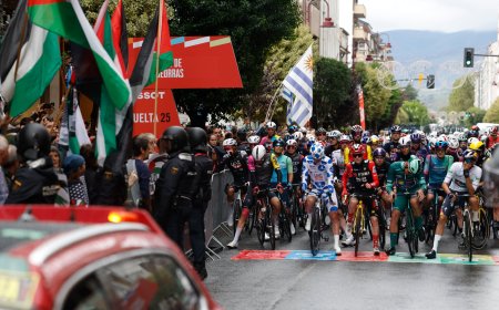 Las protestas de los activistas en favor de Palestina sacuden la Vuelta a España: “Los ciclistas tienen miedo”