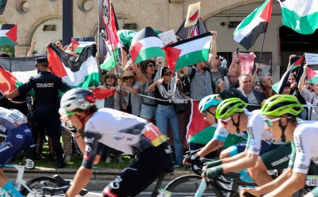 1500 policías blindan el ascenso final de la Vuelta a la Bola del Mundo ante las movilizaciones masivas convocadas por ecologistas y propalestinos