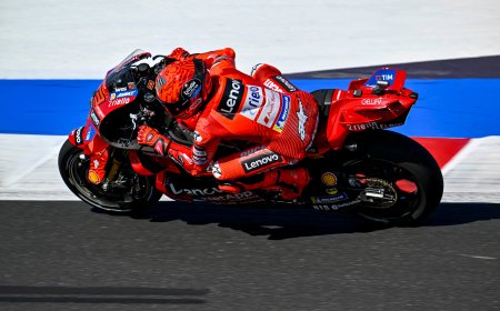Marc Márquez se va al suelo cuando lideraba la carrera al sprint de MotoGP por delante de Bezzechi