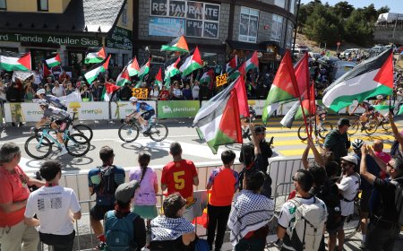 1500 policías blindan el ascenso final de la Vuelta a la Bola del Mundo ante las movilizaciones convocadas por ecologistas y propalestinos