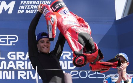 Márquez se quita el mono en el podio y lo ofrece al público de Misano: una maniobra para acallar a los críticos que recuerda a Messi en el Bernabéu