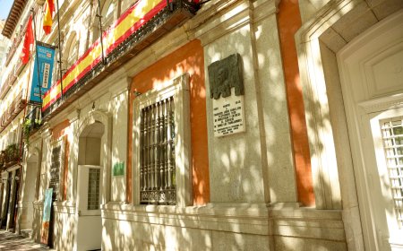 El Ayuntamiento de Madrid reinstala la placa de Largo Caballero que retiró a martillazos