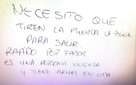 Los mensajes lanzados por la ventana de un secuestrado en Madrid: “Es una persona violenta y tiene armas”