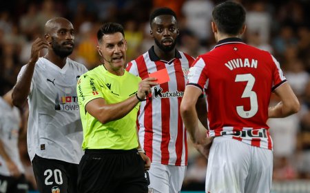 El Valencia resiste primero y supera después a un Athletic con diez