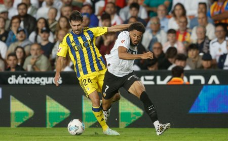 El Oviedo tumba a un Valencia que se desmonta al final
