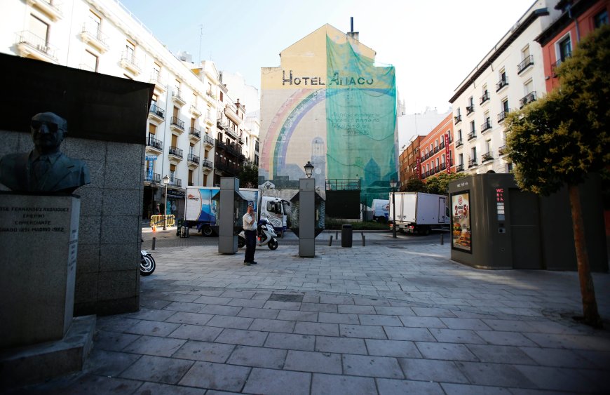 El Ayuntamiento da marcha atrás: el mural por la paz de Tierno Galván se queda