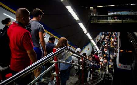 La odisea del metro de Madrid en hora punta: trenes llenos, andenes sin acceso por las aglomeraciones y ‘pastores’ de pasajeros