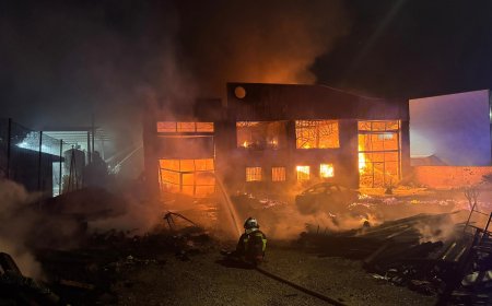 Un incendio arrasa con una nave industrial de 1.000 metros cuadrados en Griñón