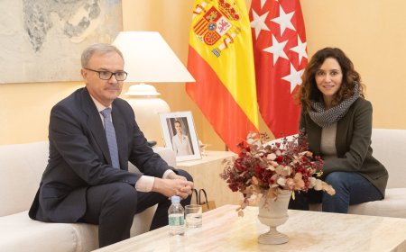 Ayuso nombra para un cargo con 96.000 euros de sueldo al embajador destituido tras reunirse con ella