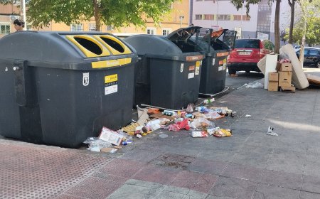 Los barrios más humildes de San Blas se rebelan contra Almeida por su gestión de la basura: “Nuestras calles están inundadas de porquería”