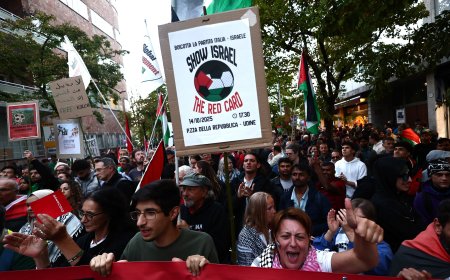 Miles de personas protestan en Udine en favor de Palestina antes del partido de fútbol entre Italia e Israel