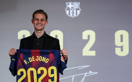 Frenkie De Jong resiste las embestidas del Barcelona y firma hasta 2029