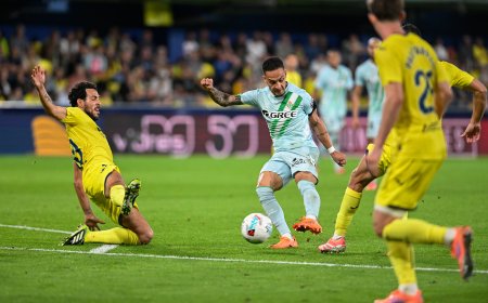 Antony frena la crecida del Villarreal