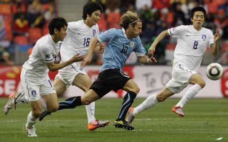 Diego Forlán, ingresado tras fracturarse tres costillas en un partido de fútbol