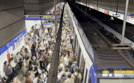 Las aglomeraciones por el cierre de la línea 6 obligan al Metro a gastar miles de euros en material para regular el flujo de viajeros