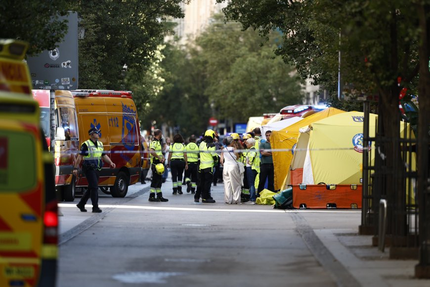 Al menos tres fallecidos entre los cuatro desaparecidos en el derrumbe de un edificio en obras en el centro de Madrid