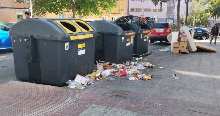 Los barrios más humildes de San Blas se rebelan contra Almeida por su gestión de la basura: “Nuestras calles están inundadas de porquería”