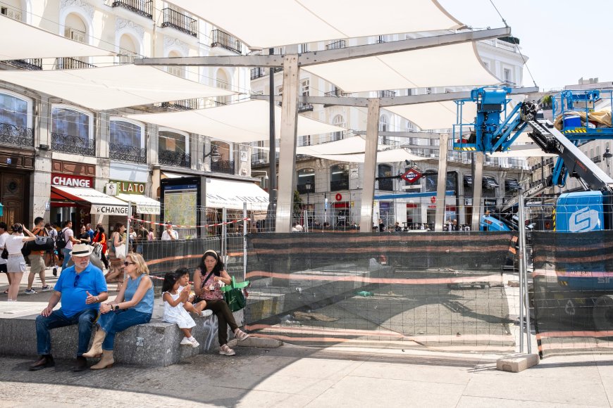 Madrid recoge los toldos de Sol hasta primavera: tres semanas de trabajo y 200.000 euros