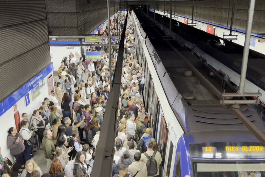 El cierre de la línea 6 lleva al Metro a gastar miles de euros en material para luchar contra las aglomeraciones y regular el flujo de pasajeros