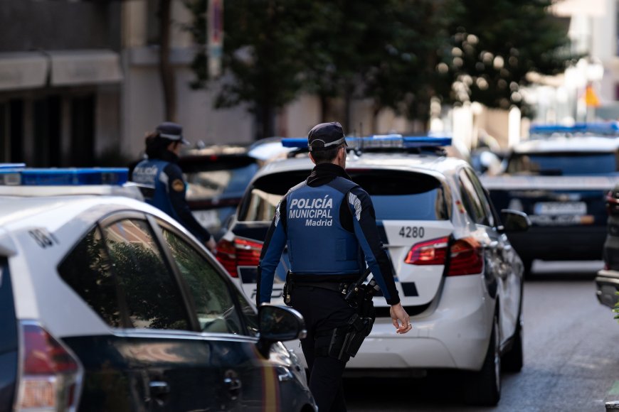 Robo de madrugada en una tienda de lujo en el centro de Madrid: “No sabemos cuánto valía lo que se han llevado”