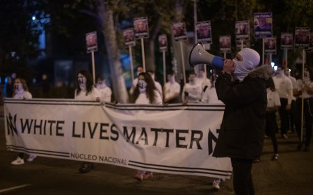 La Policía disuelve con cargas una marcha neonazi en el centro de Madrid y detiene a tres personas