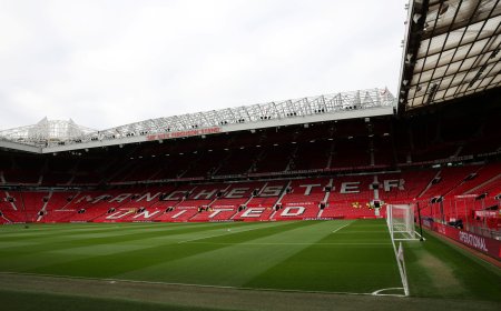 Dormir en Old Trafford: una noche al aire libre en el Teatro de los Sueños con un fin benéfico