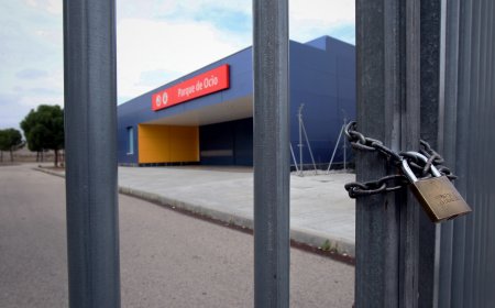 El Gobierno de Ayuso paga una indemnización de siete millones por el tren del parque Warner, que costó casi 100 y lleva 13 años sin usarse