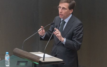 El PP de Almeida desoye las críticas por su política contra la violencia machista y habla de los “muros” de la izquierda y de Vox